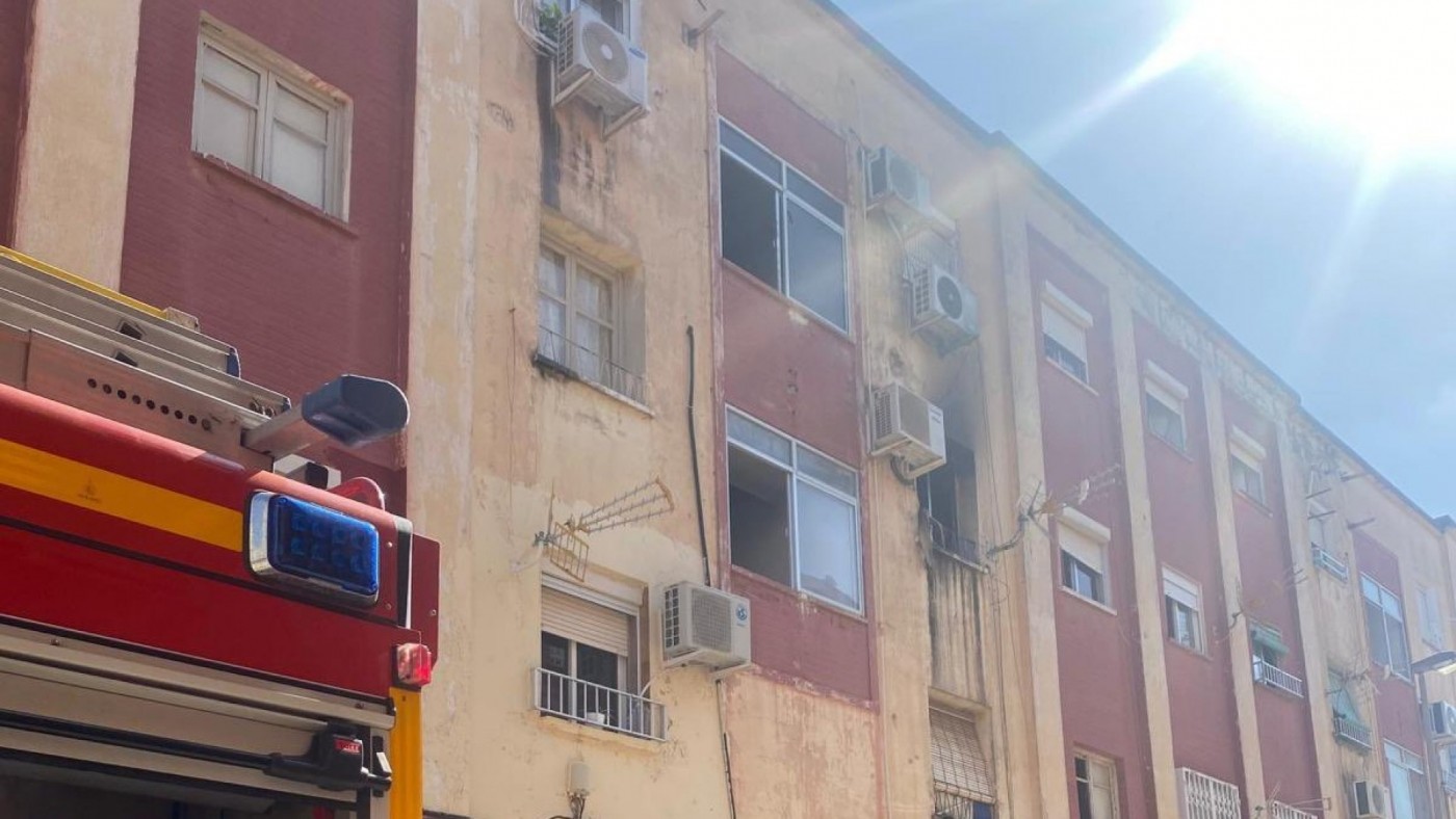 Atendidas tres personas en un incendio en Cartagena