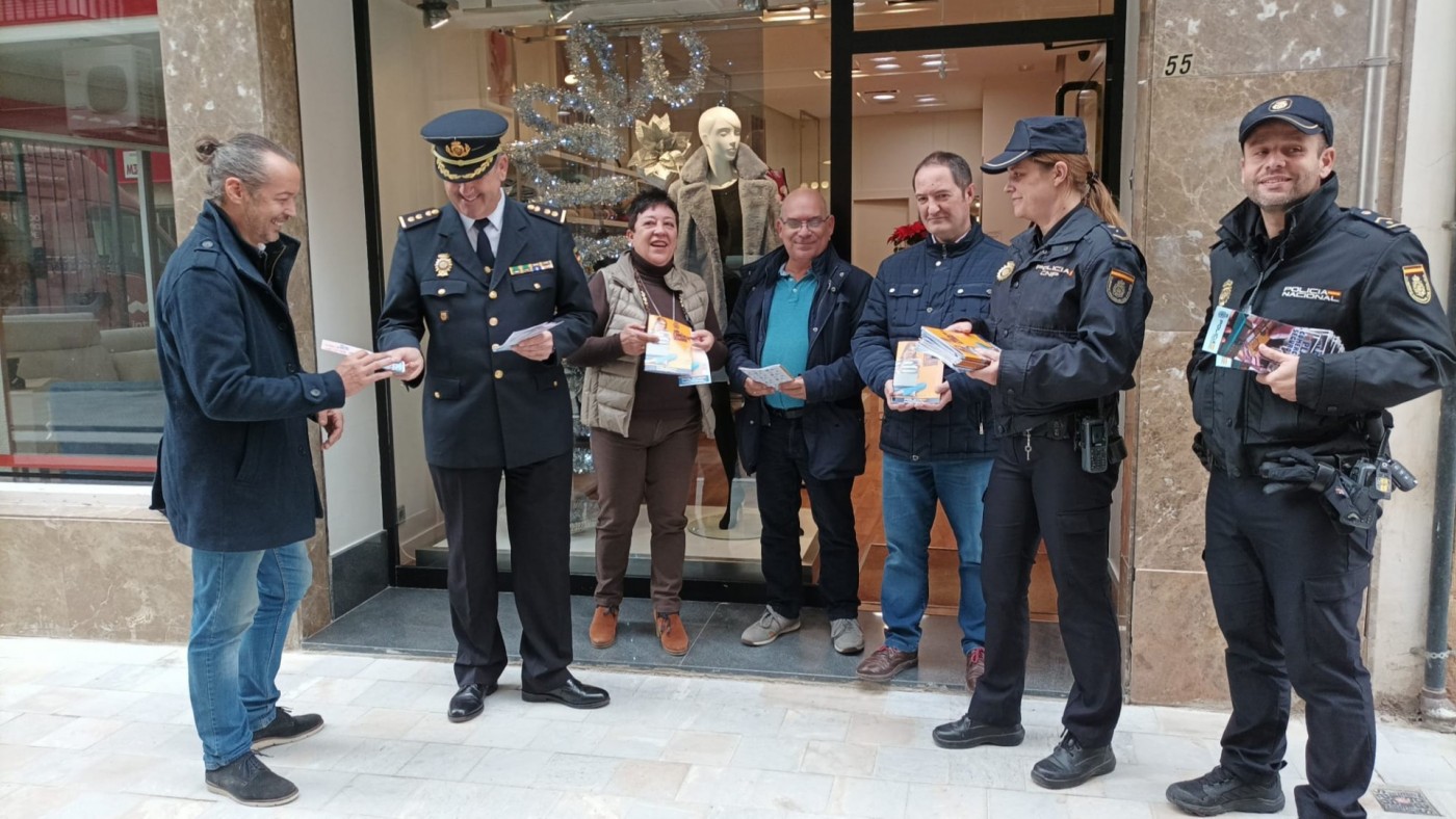 La Policía Nacional de Lorca advierte a comerciantes y clientes sobre el aumento de robos en Navidad