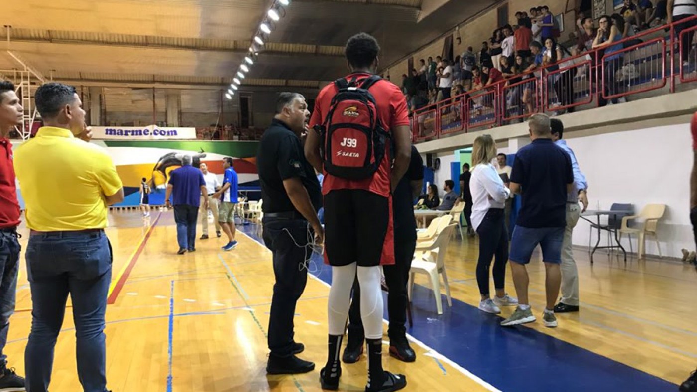 Jorge Hernández, junto a Upshaw, retira a su equipo (foto: ORM)