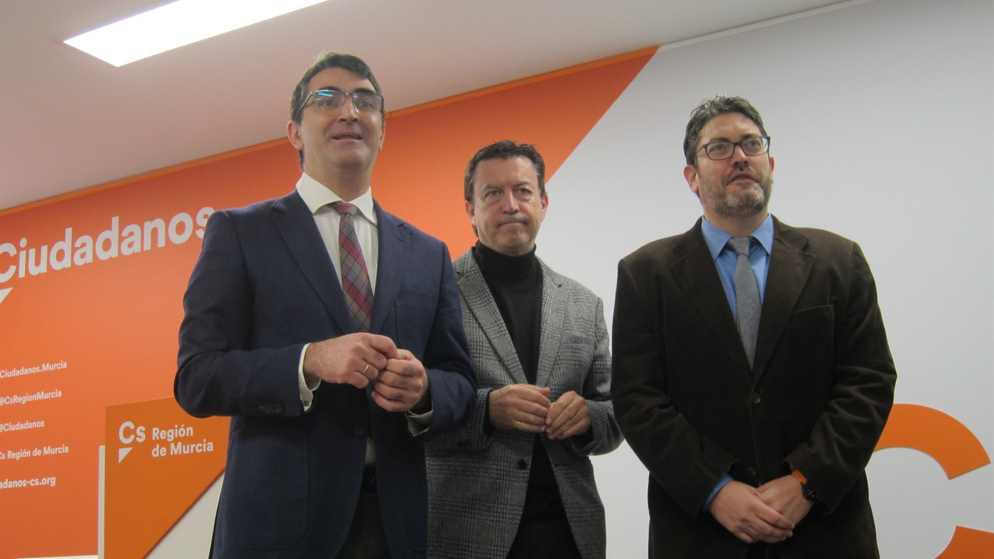 Miguel Sánchez junto a los diputados de Cs López Morell y Molina