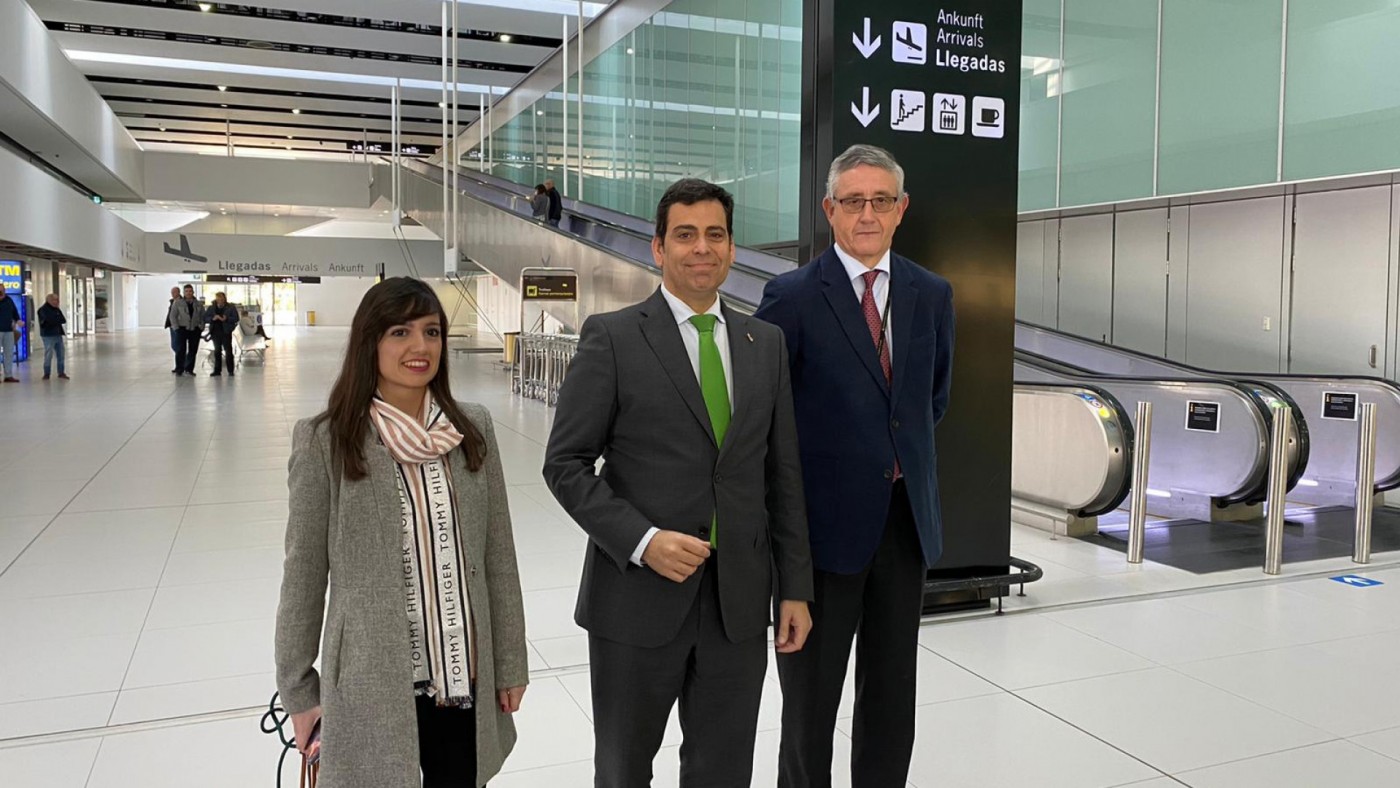 Díez de Revenga junto a Mariano Menor, director del aeropuerto, y Marina Munuera, directora de Movilidad