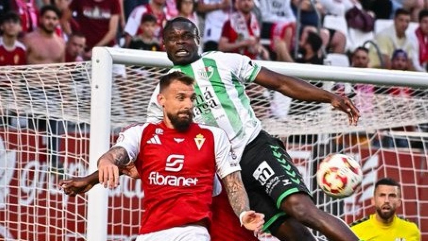 El Murcia suma un punto con polémica (0-0)