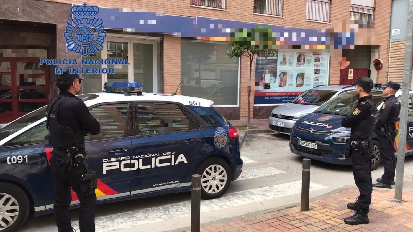 Agentes de Policía junto al local desalojado