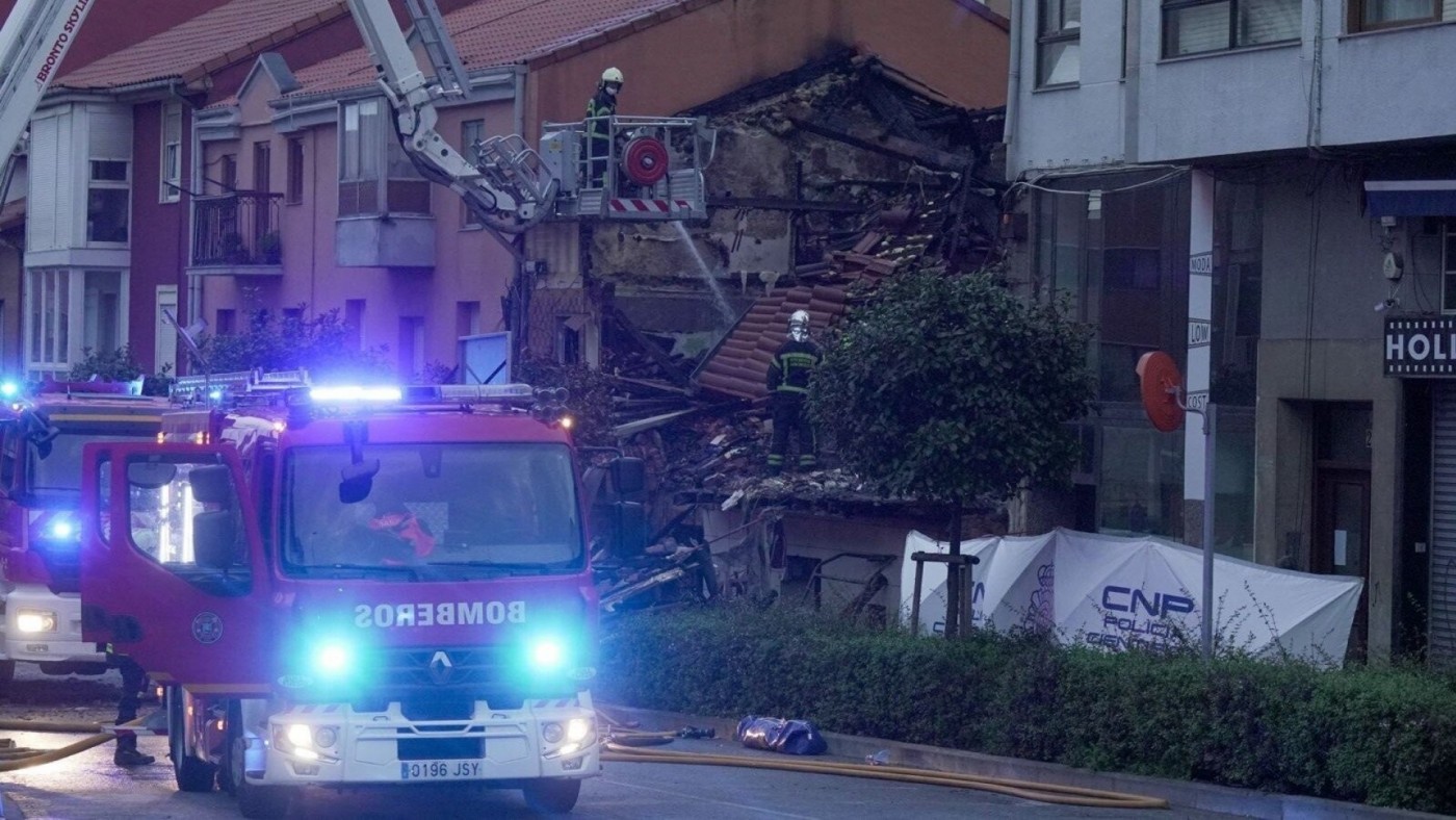 Un fallecido y diez heridos en el derrumbe del edificio en Santander tras una explosión