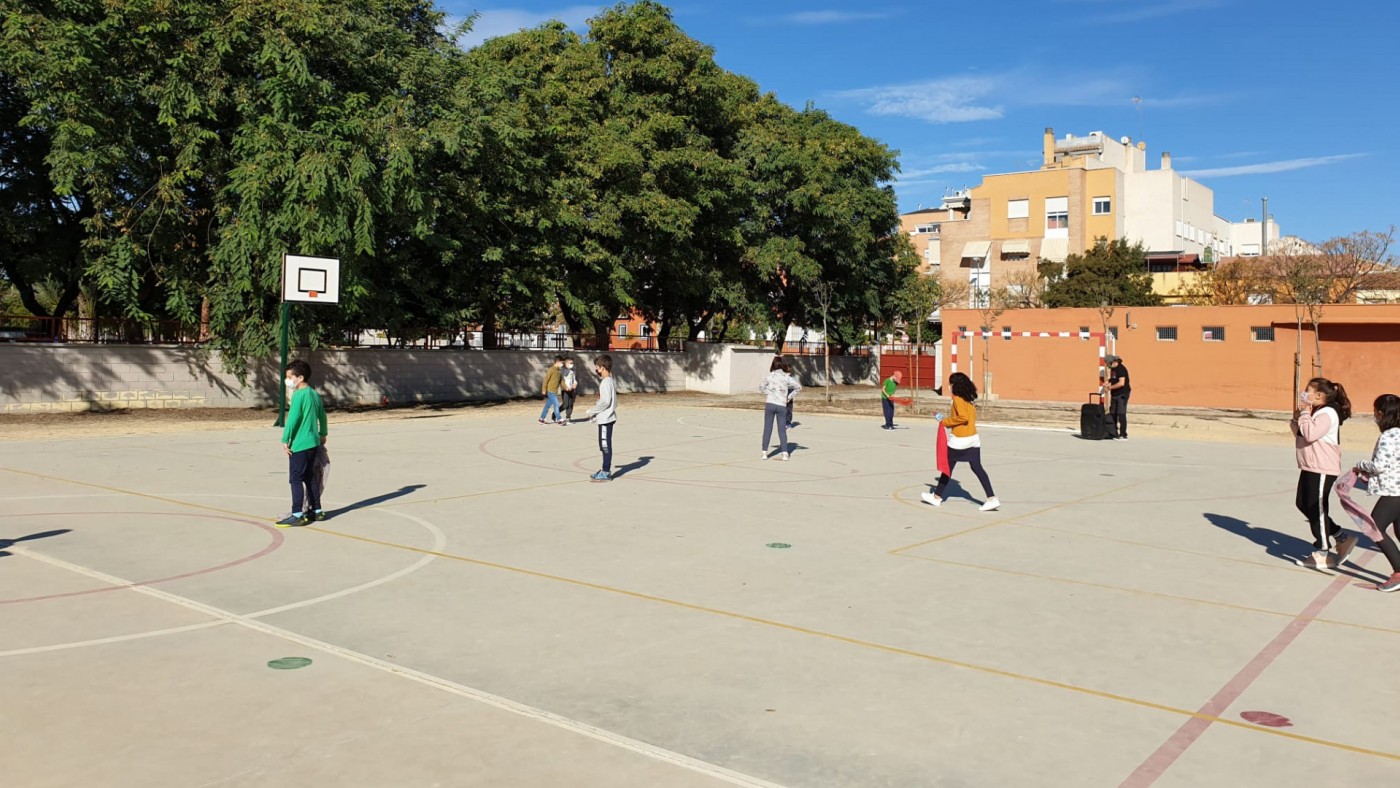 Clase en el patio del colegio Juan XXIII de Murcia