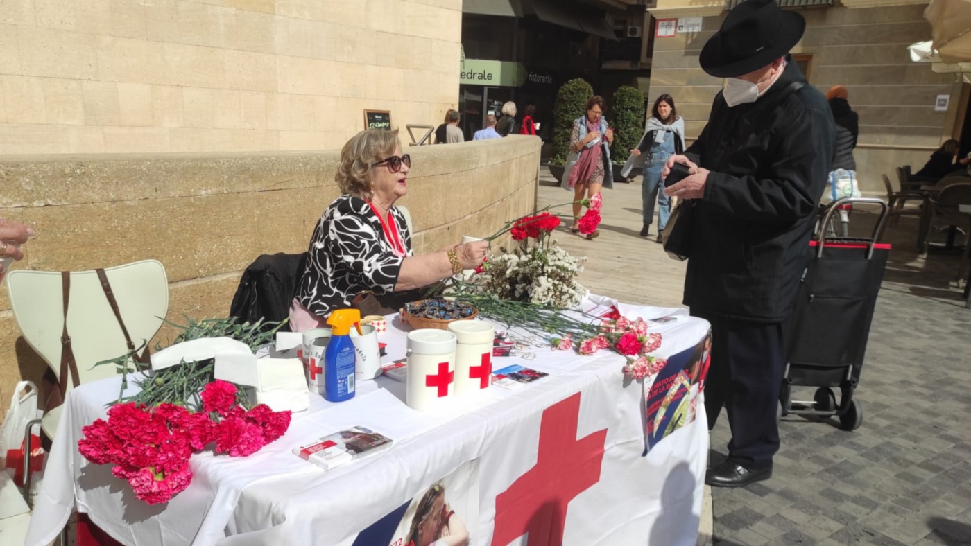 Mesa de Cruz Roja instalada este jueves en la plaza del Cardenal Belluga. ORM
