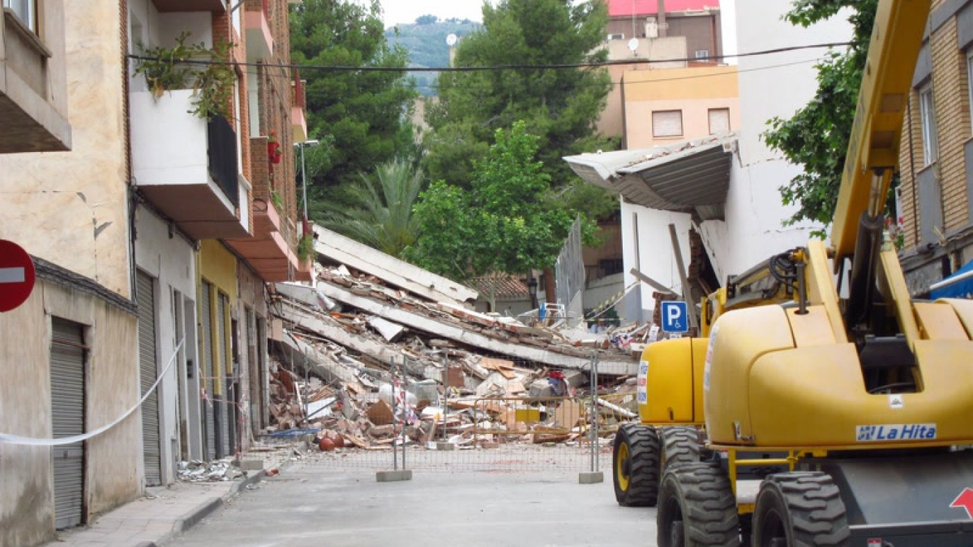 Imagen de una vivienda derribada tras el terremoto
