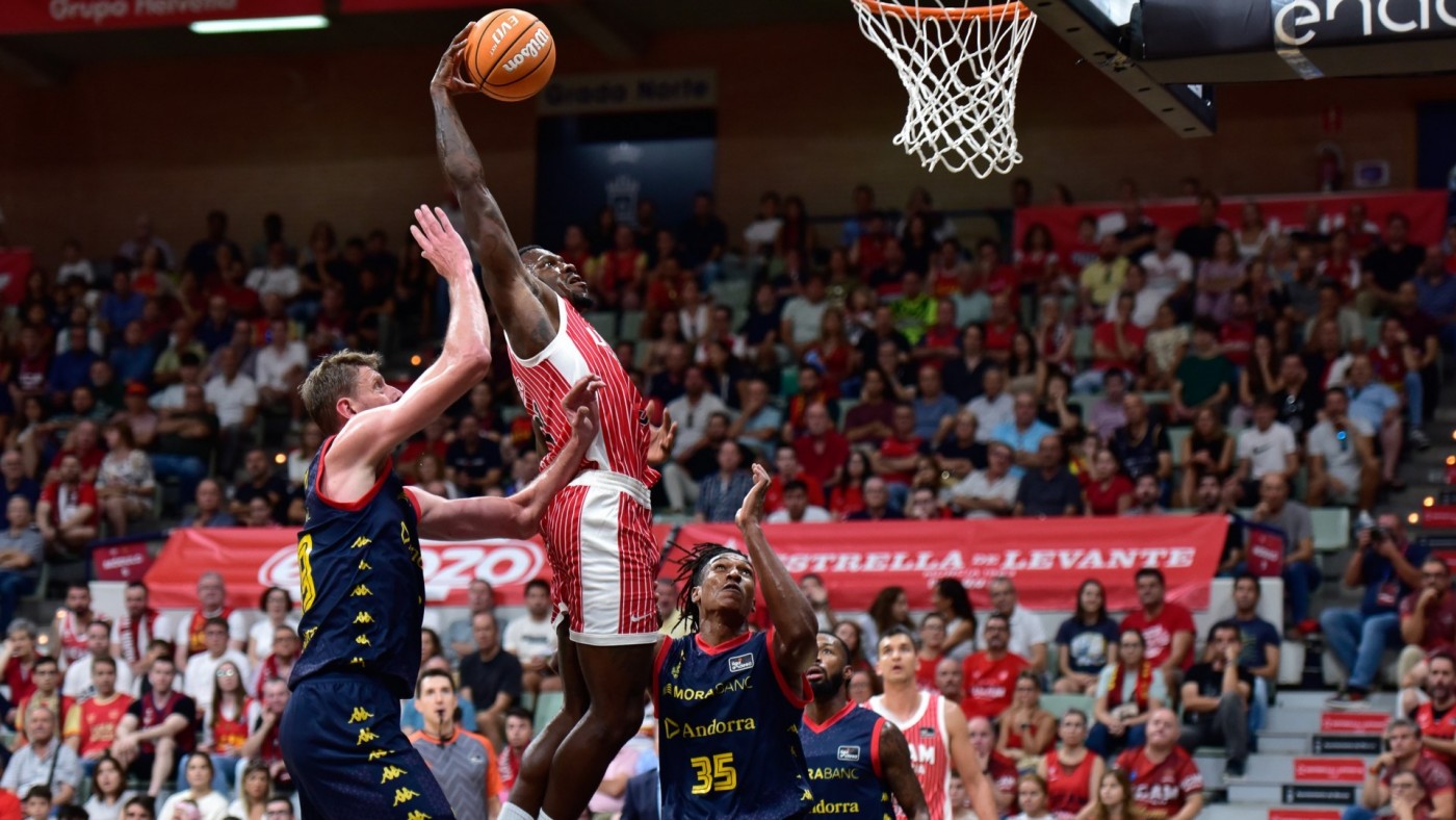 Festival del UCAM Murcia en su estreno liguero (95-64)