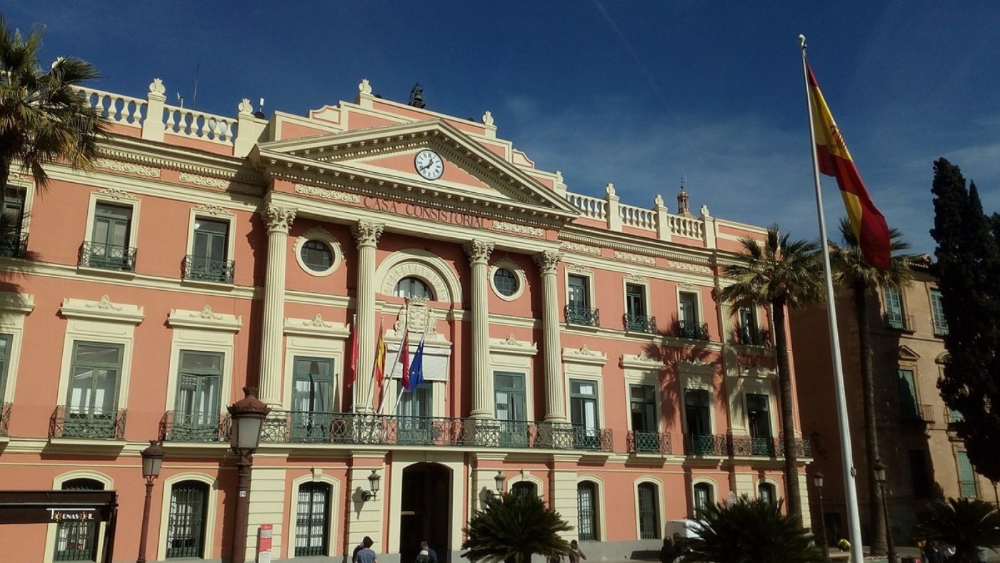 El PSOE denuncia el desalojo de una veintena de personas que vivían bajo el puente del Malecón
