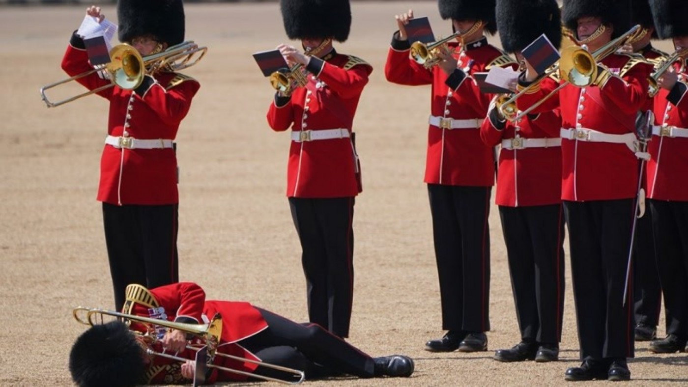 Tres militares británicos se desmayan por el calor en pleno desfile