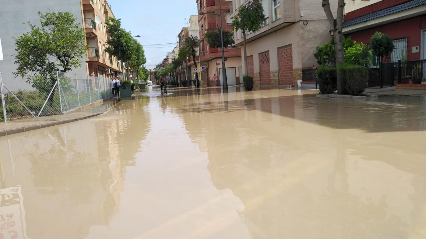 Calle principal de Beniel inundada por el agua