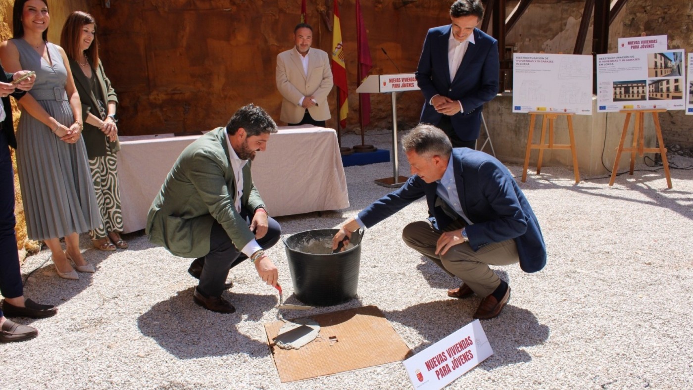 Ponen la primera piedra de las 11 viviendas para jóvenes en Lorca
