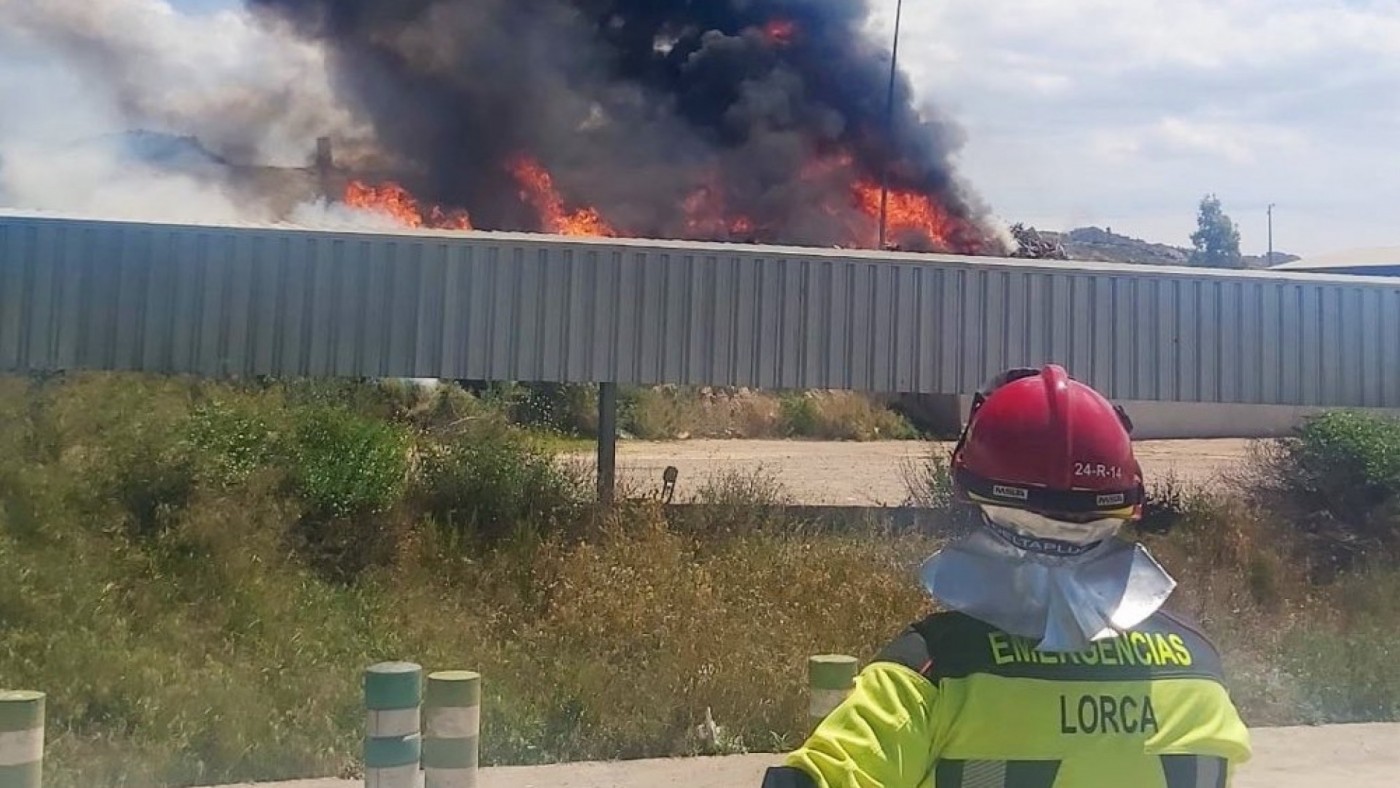 Un incendio en el vertedero municipal de Lorca provoca una gran columna de humo visible a kilómetros