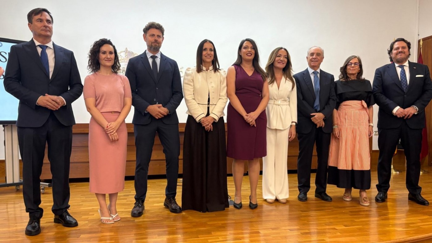 Toma posesión el nuevo equipo directivo de la Consejería de Salud y la gerente del SMS