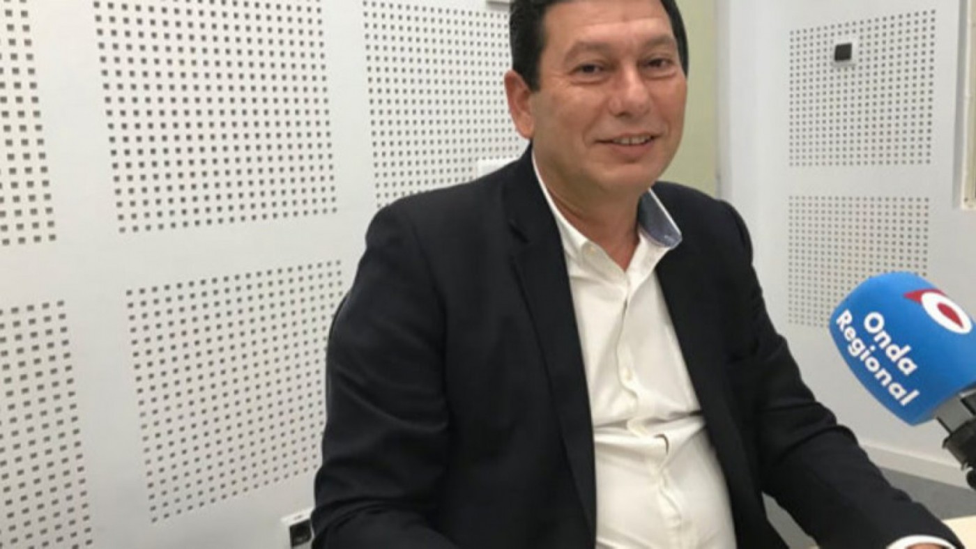 Manuel Martínez en los estudios de Onda Regional