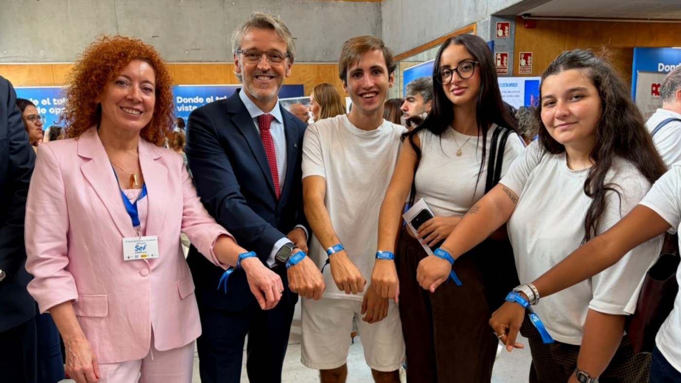 El consejero Luis Alberto Marín posa junto a participantes en la Feria de Empleo. CARM