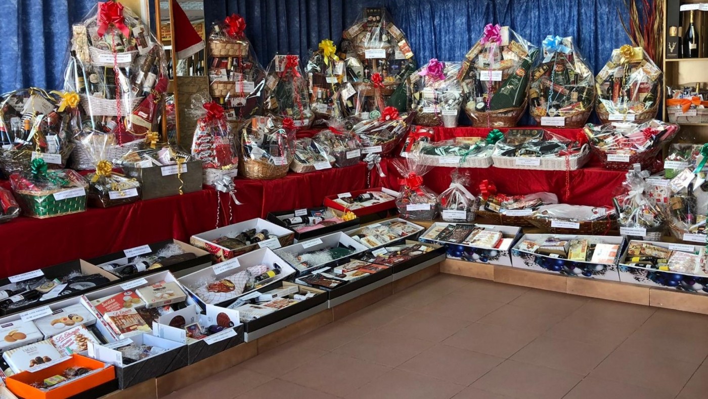 Cestas de Navidad más pequeñas, menos alcohol pero más embutidos y latas de calidad