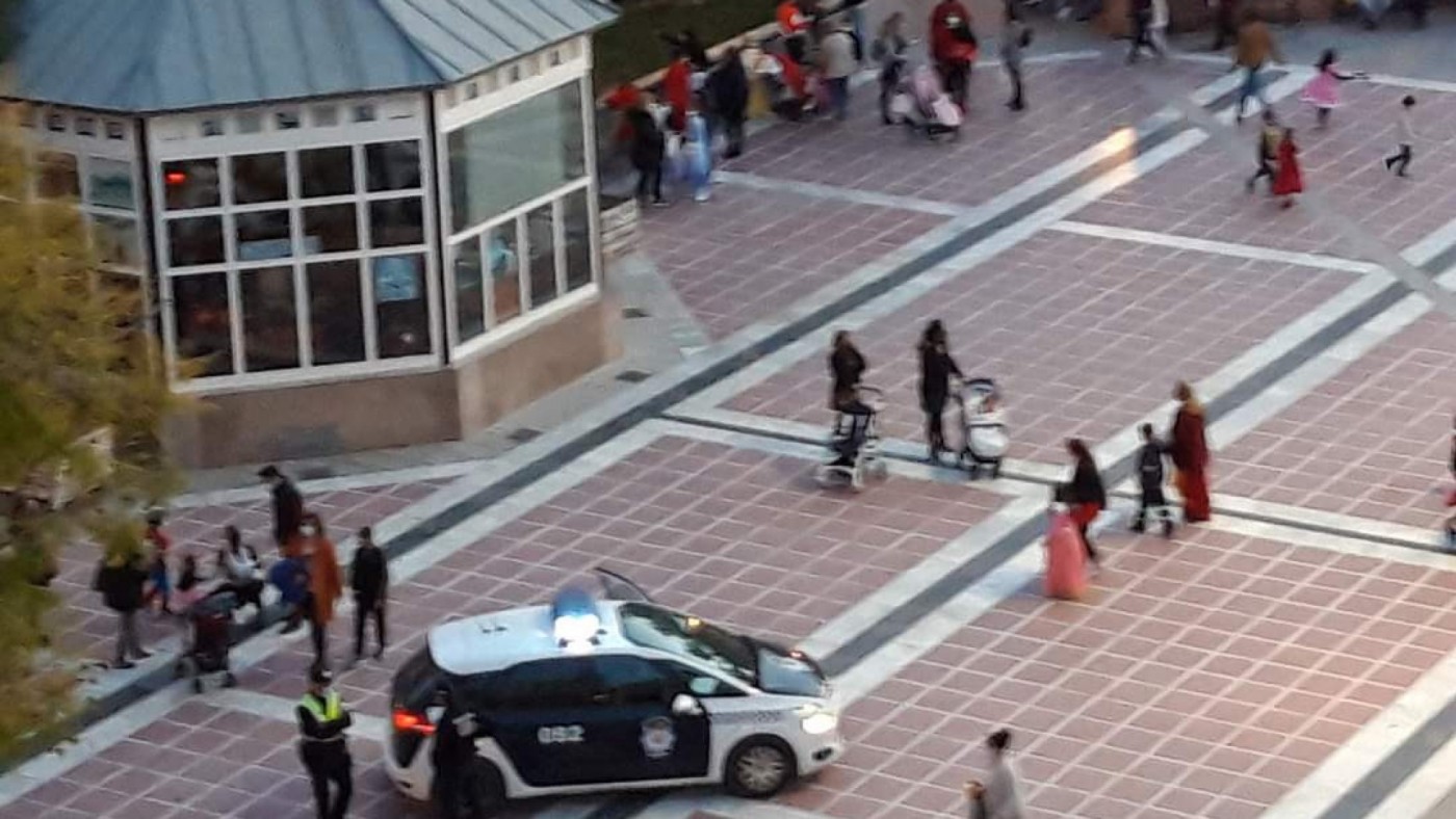La Policía Local desalojando una plaza en Cieza