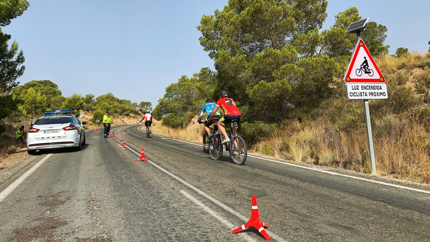 Ciclistas en la carretera a Barqueros y Fuente Librilla