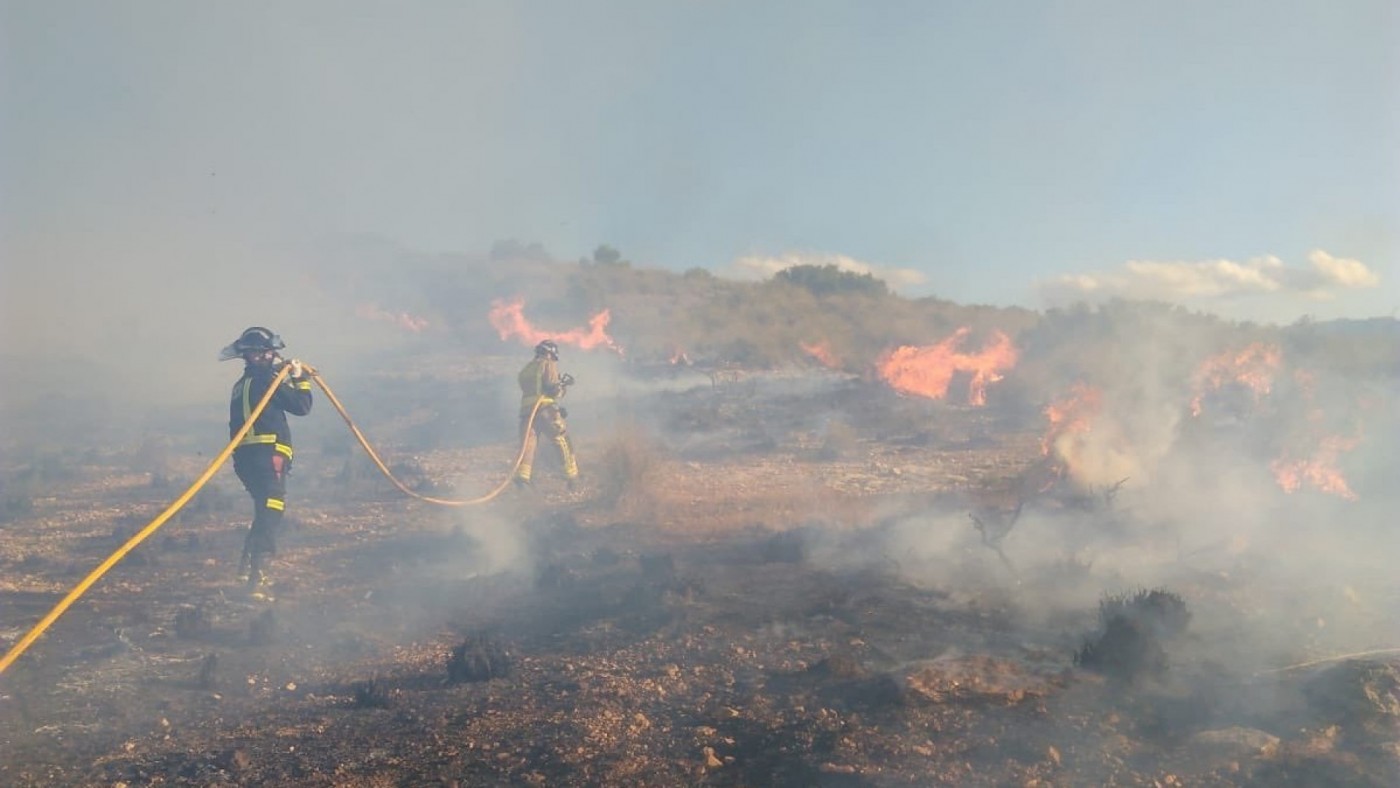 Bomberos trabajan en la extinción del fuego en Yecla
