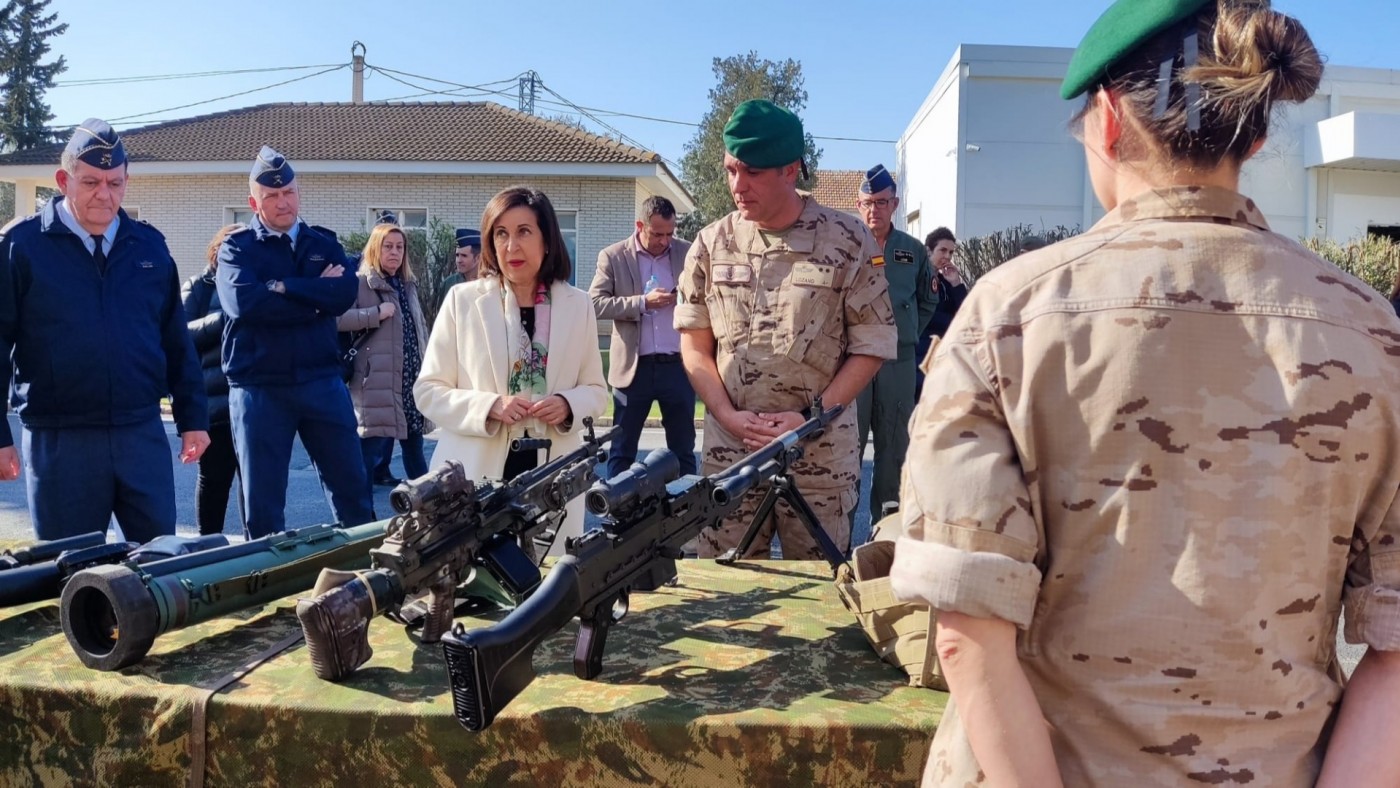 Margarita Robles visita la base aérea de Alcantarilla