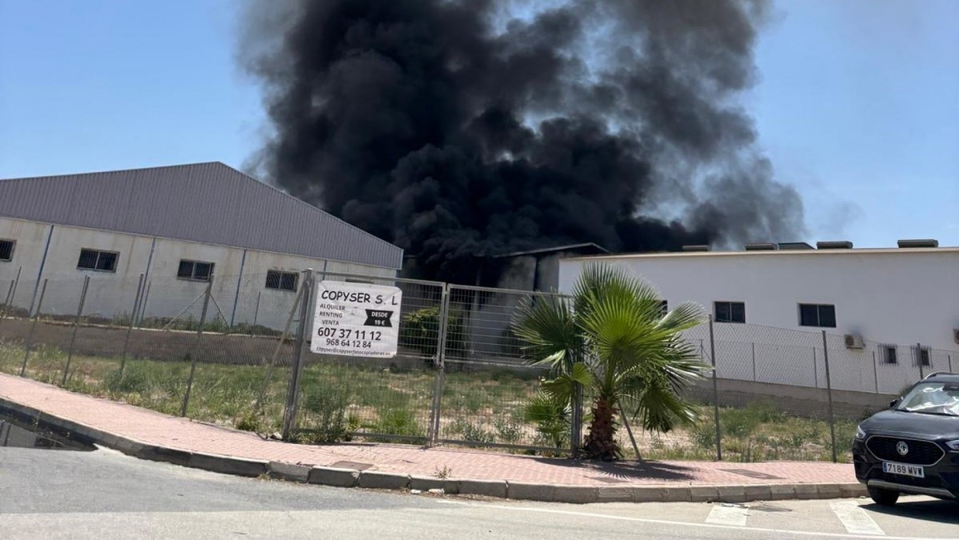 "Situación bastante controlada" en el incendio de dos naves en Alhama de Murcia