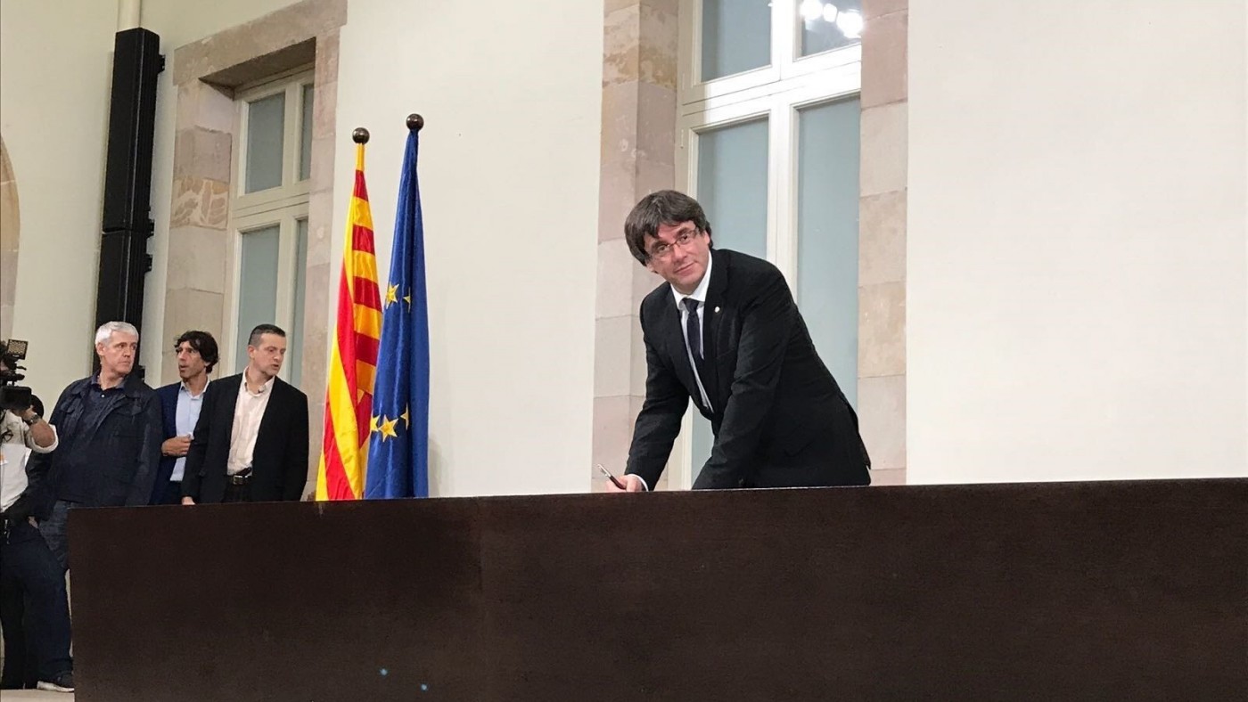Puigdemont durante la firma del documento 