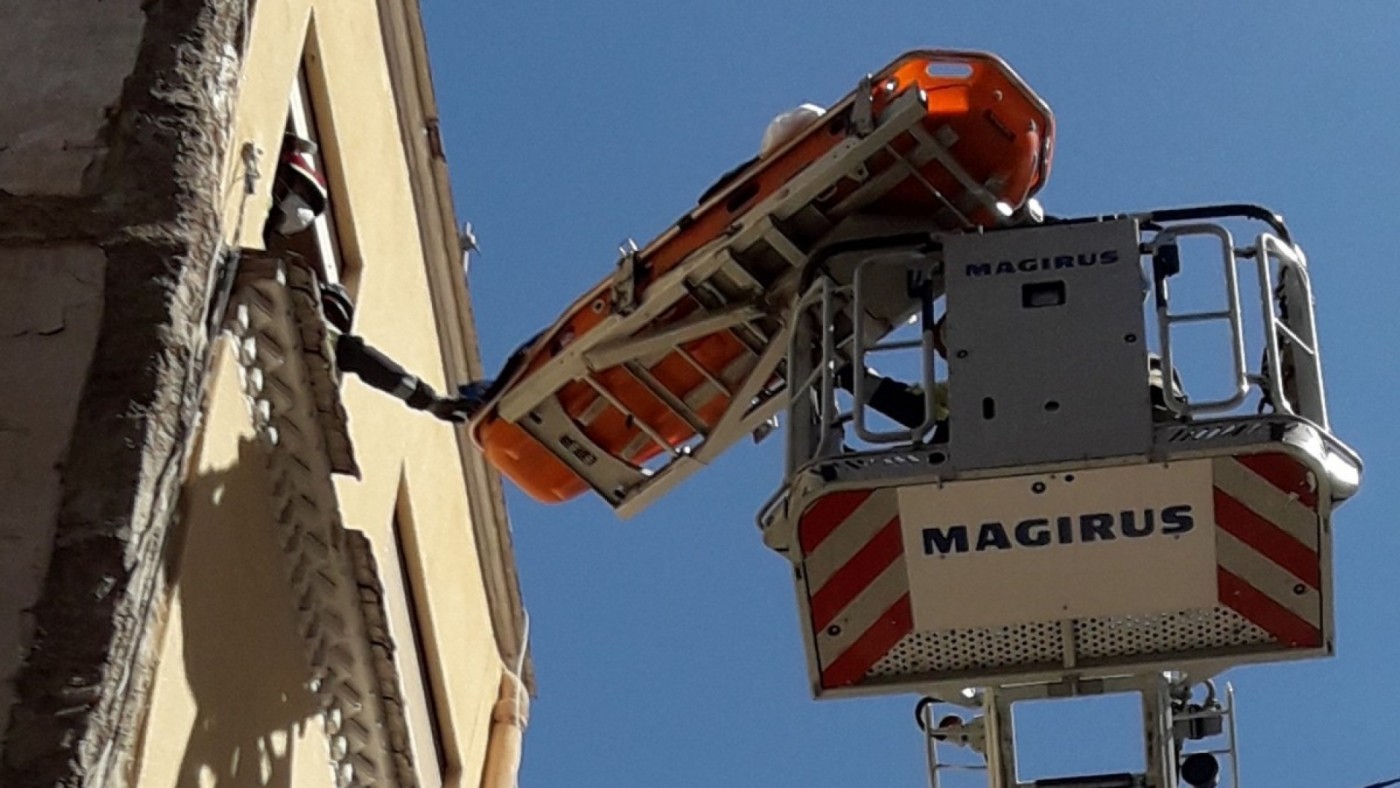 Bomberos de Cartagena evacúan a un hombre de 65 años tras sufrir una caída en un tercer piso