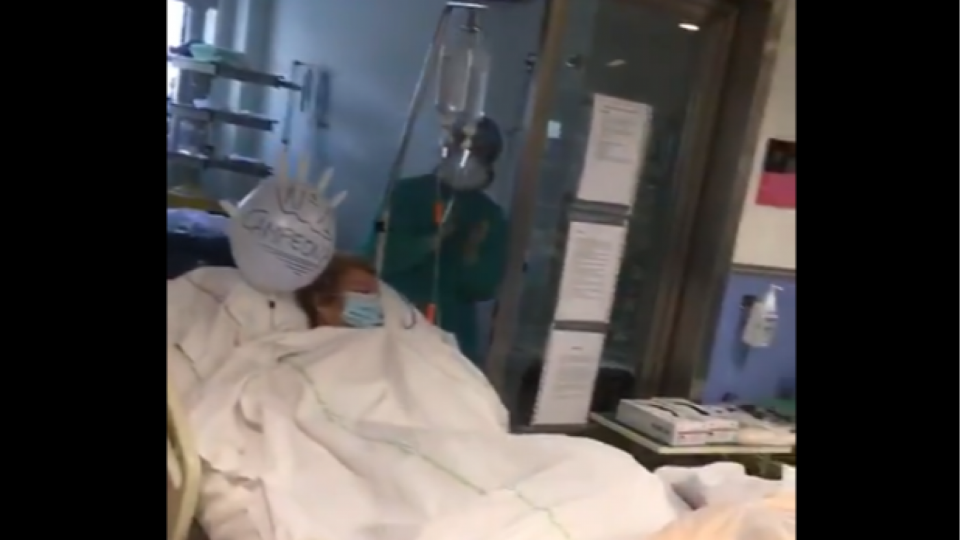 Una paciente ingresada por coronavirus sale de la UCI del Reina Sofía