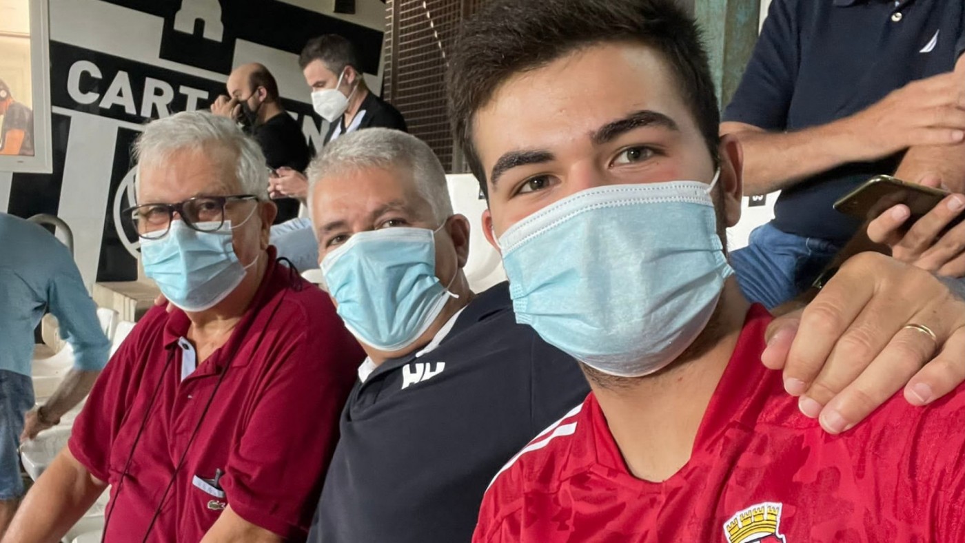 Guillermo Jiménez a la izquierda en una foto en el estadio. FOTO: Guillermo Jiménez