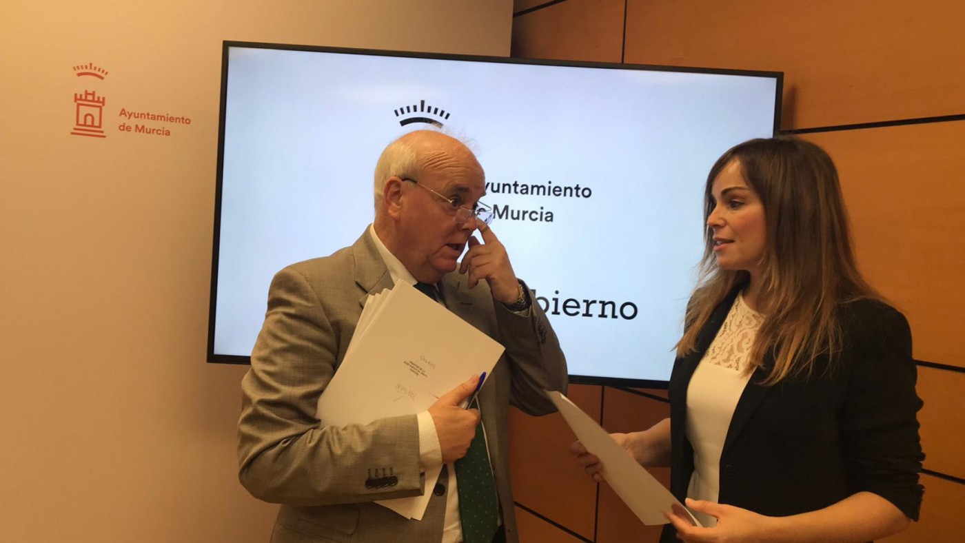 Los concejales Martínez Oliva y Rebeca Pérez