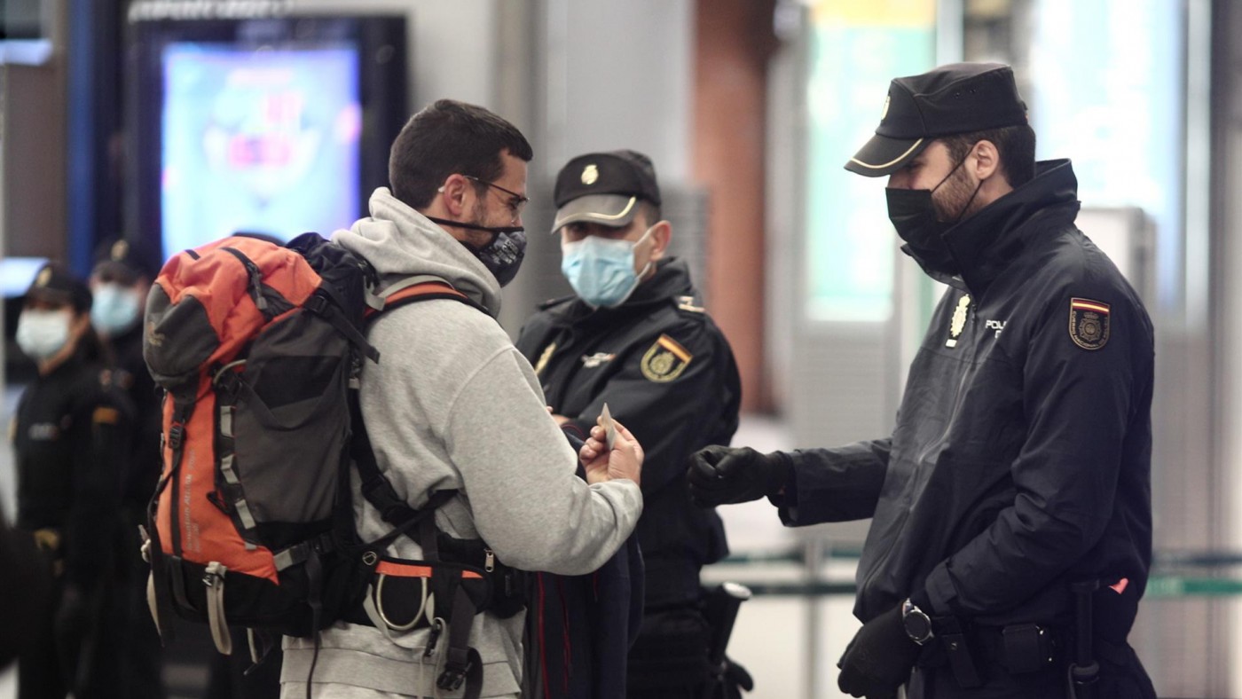 Agentes la Policía Nacional realizan controles de movilidad