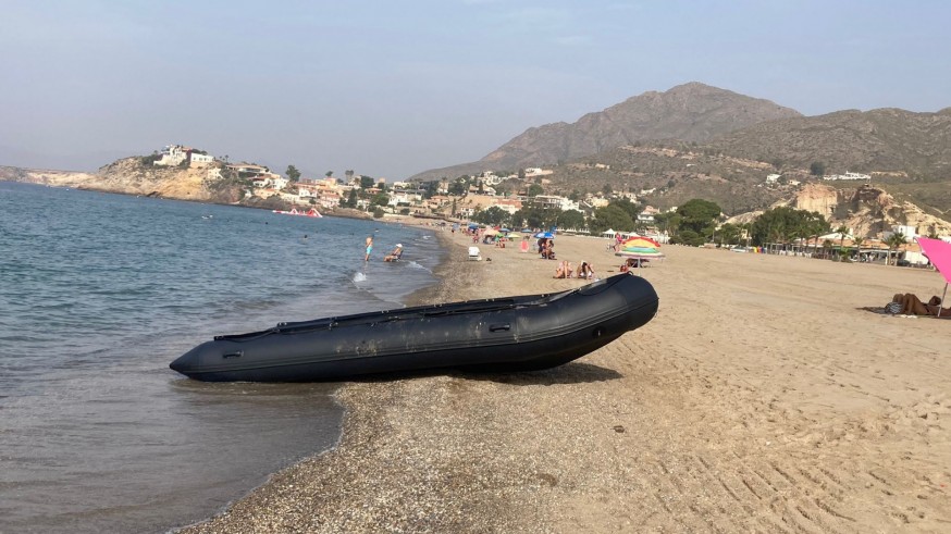 Embarcación neumática en la playa de Bolnuevo (Puerto de Mazarrón) 