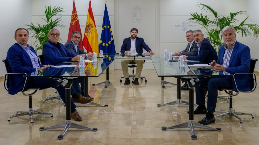 Representantes de las organizaciones agrarias reunidos con el presidente López Miras esta mañana en San Esteban. CARM