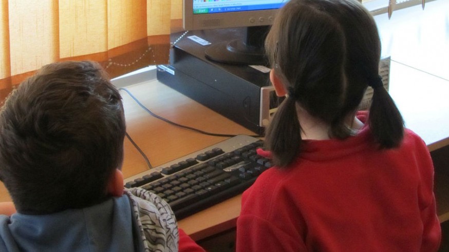 Niños trabajando delante de un ordenador