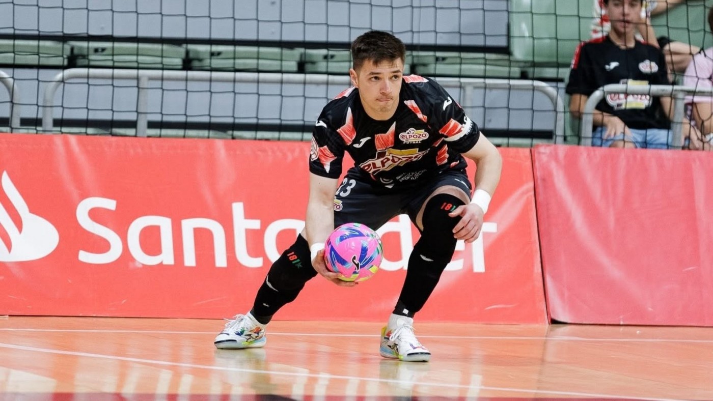 ElPozo solventa su overbooking de porteros cediendo a Henrique