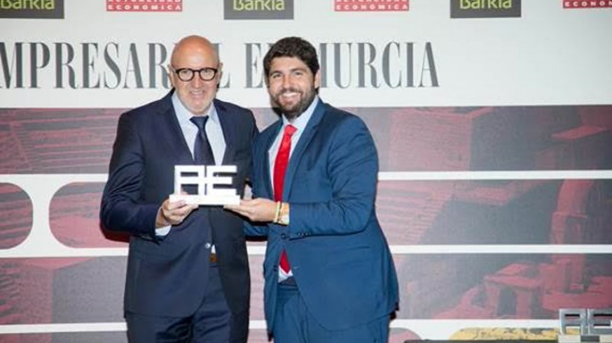 Alfonso López, presidente de Postres Reina recibiendo el premio actualidad económica con el presidente de la CARM, Fernando López Miras