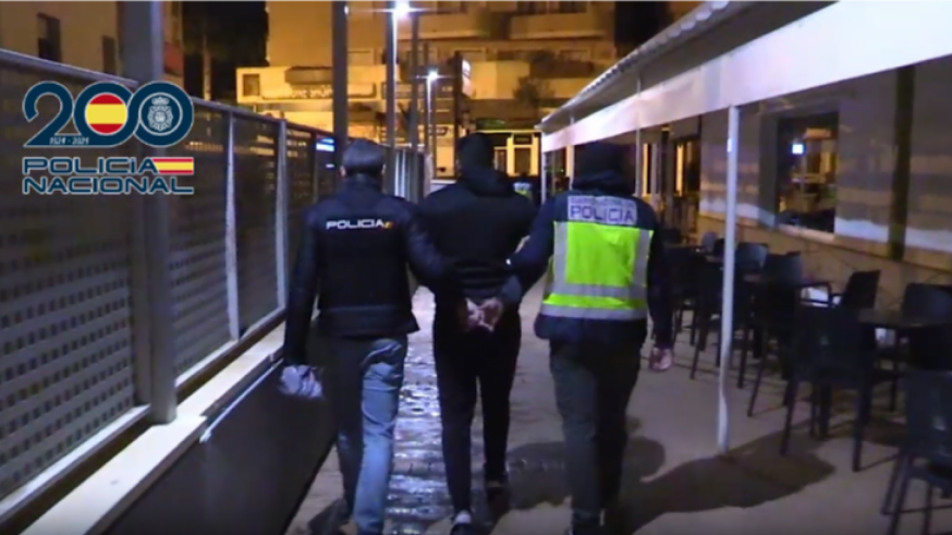 VIDEO | Detenido en Cabo Roig un huido de la justicia "muy agresivo y peligroso"