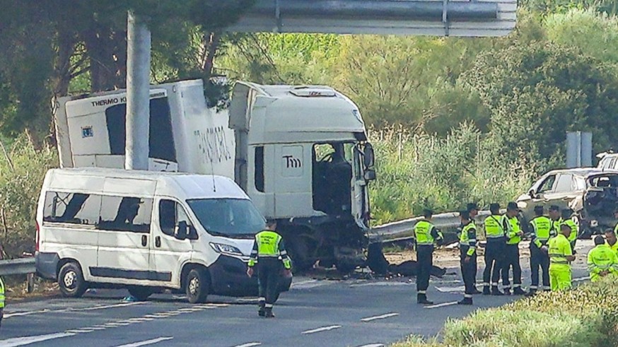 Seis fallecidos, dos guardias civiles, tras saltarse un camión un control en la AP-4 en Sevilla
