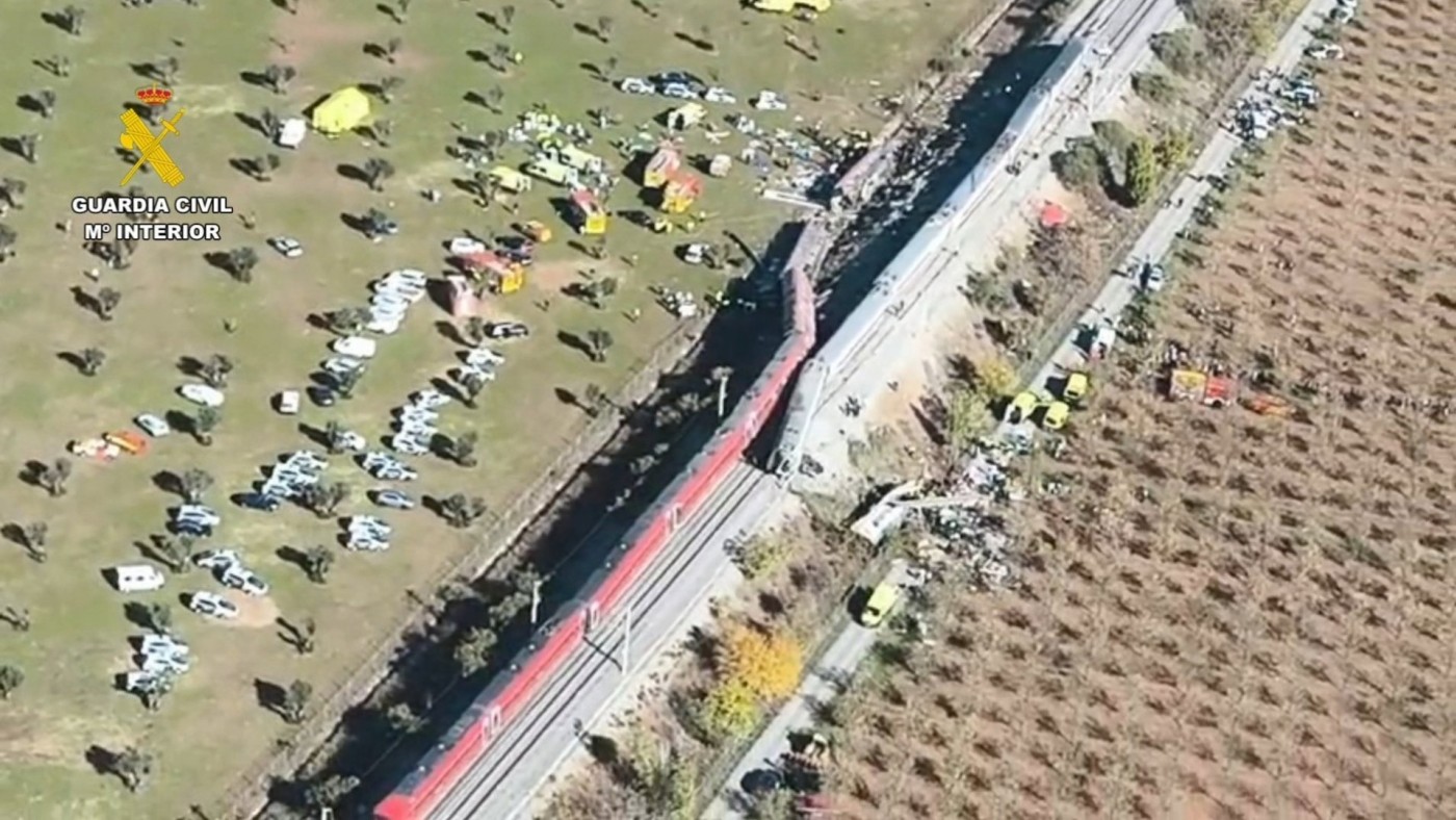 Dos trenes de alta velocidad chocan en Toledo y obligan a cortar la línea entre Madrid y Andalucía