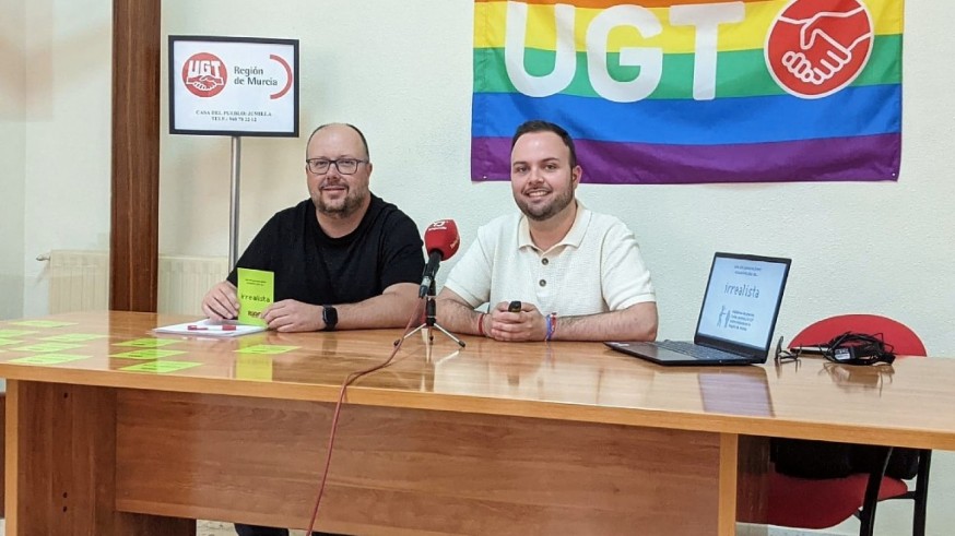 Patricia Jiménez habla con Miguel Lajarín, de UGT, y con vecinos de Jumilla acerca de los problemas de los jóvenes para acceder a la vivienda 