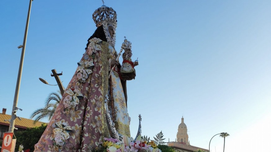 Miles de romeros suben a la Virgen de la Fuensanta a su Santuario