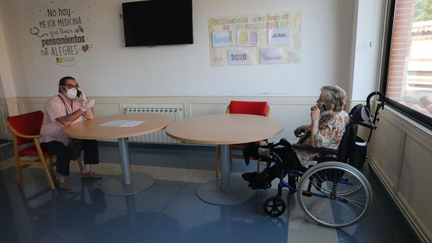 Un residente charla con un familiar durante una visita