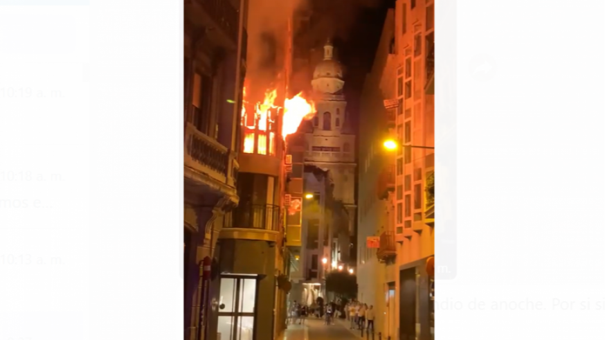 VÍDEO | Aparatoso incendio en el centro de Murcia