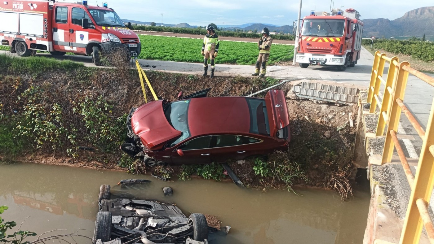 Dos heridos al chocar con sus vehículos y caer a la Orilla del Azarbe en Santomera