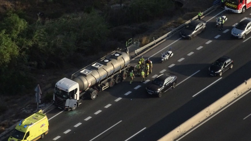 Un camionero pierde el conocimiento y se choca con la mediana en el Puerto de la Cadena 