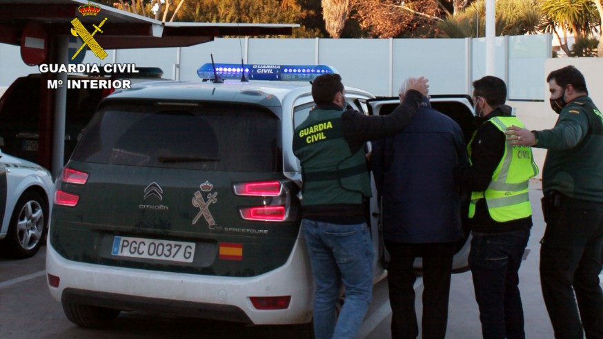 Agentes introducen en un vehículo de la Benemérita al ciudadano británico detenido. GUARDIA CIVIL