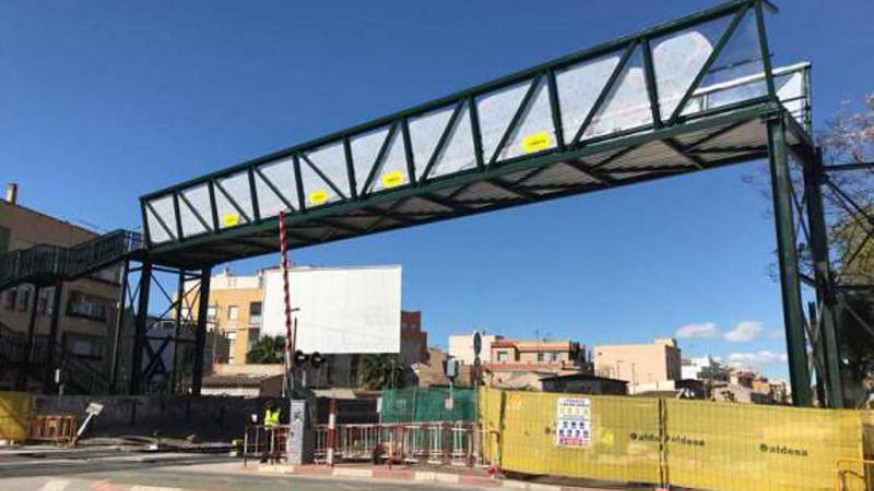Pasarela sobre las vías en Santiago el Mayor. ORM