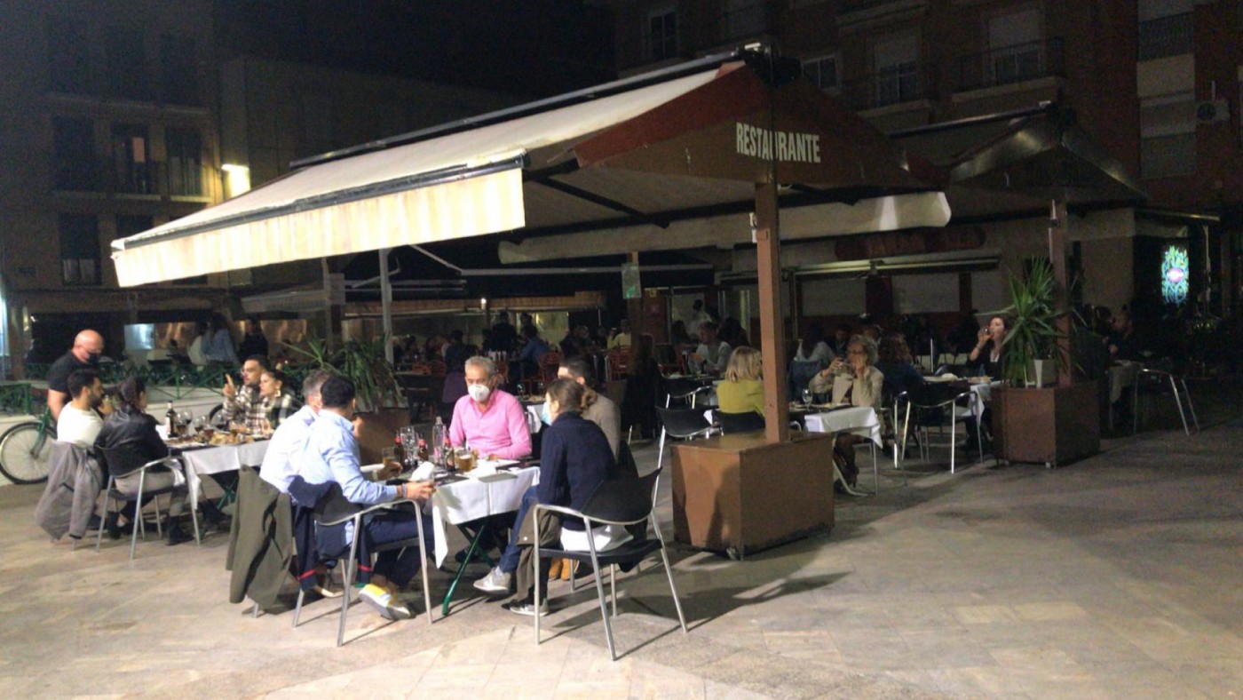 Una terraza en la plaza Cristo del Rescate de Murcia esta noche