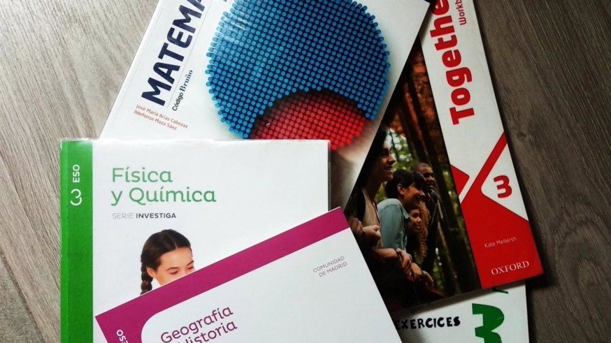 Los libreros de la Región denuncian la venta directa de libros de texto por centros educativos y AMPAS